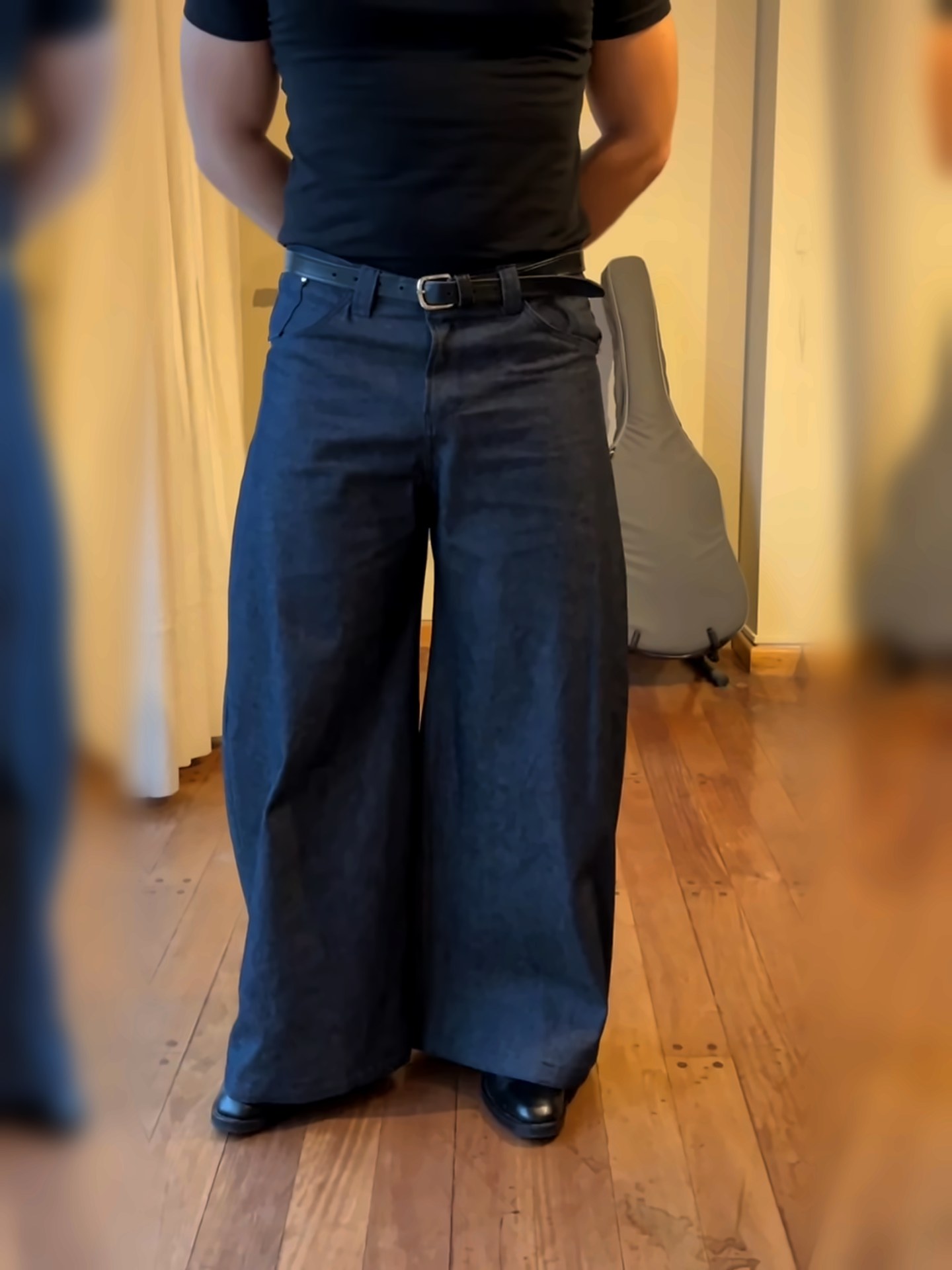 Wide Leg de raw denim puesto, de frente